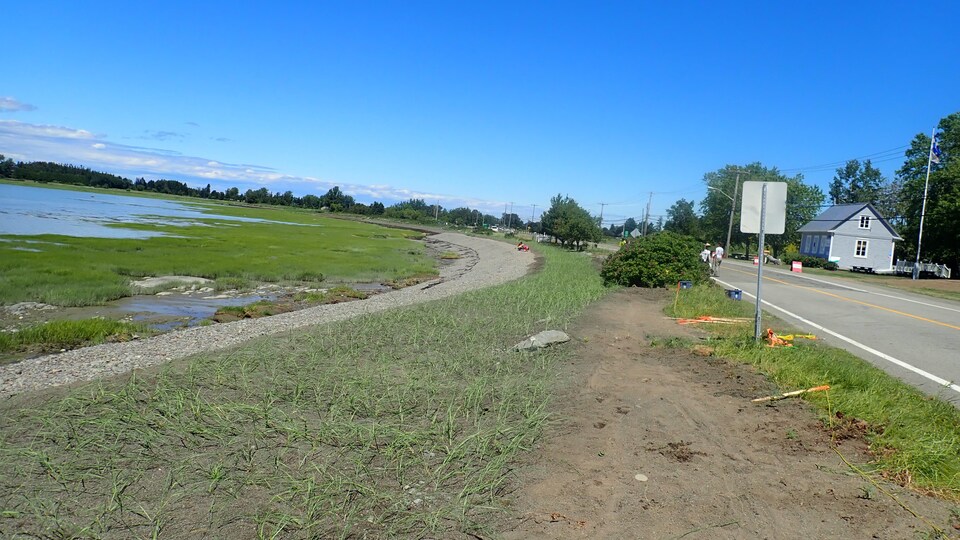 Plage bordée par une route.