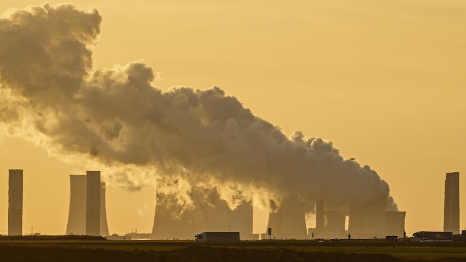 Une fumée dense dans le ciel au dessus d'une usine en Allemagne.