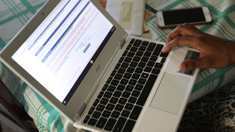 Une personne remplit une demande d'assurance-emploi sur son ordinateur portable.