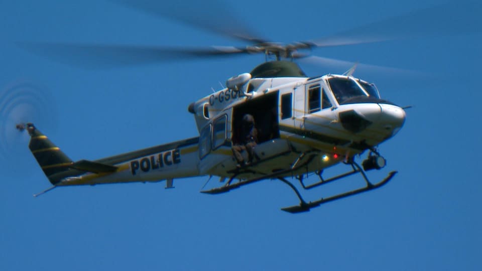 Un hélicoptère de la Sûreté du Québec en vol