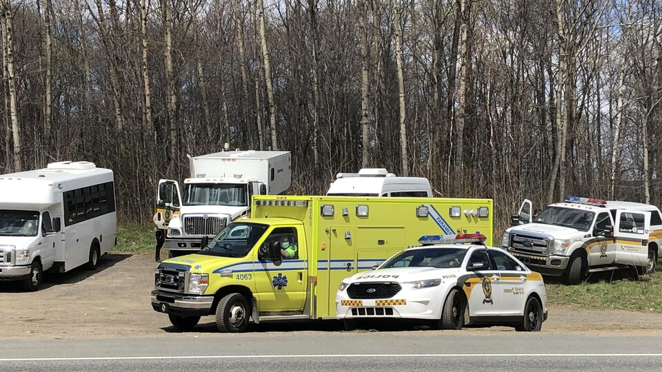 Plusieurs véhicules de la Sûreté du Québec et une ambulance sont sur les lieux.