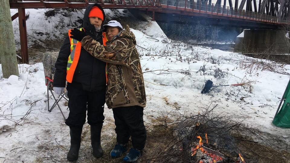 La mère et la tante de James Ambroise Petiquay font elles-mêmes des recherches le long de la rivière Saint-Maurice, en Haute-Mauricie.