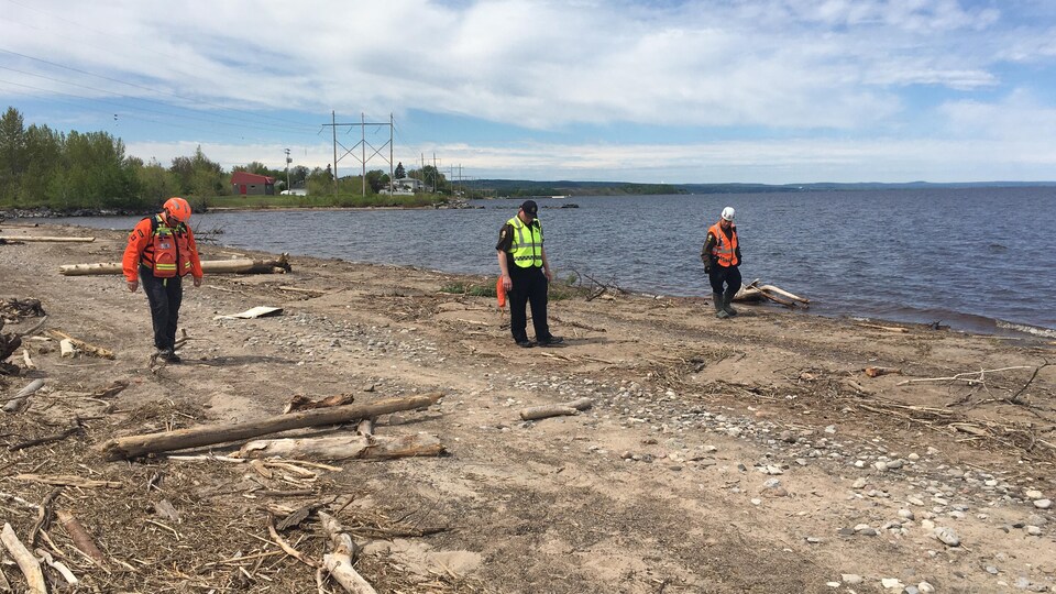 Police are inspecting the banks.