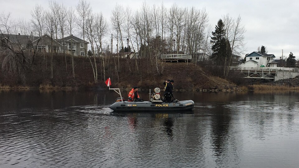 Les policiers cherchent une arme à feu dans la rivière aux Sables à la