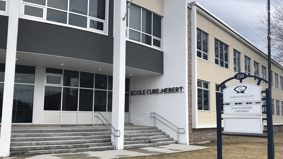 L'école secondaire Curé-Hébert se dresse sous un ciel gris.