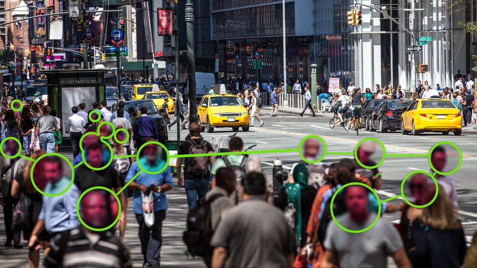 Des cercles apparaissent devant le visage de plusieurs personnes marchant dans la rue.