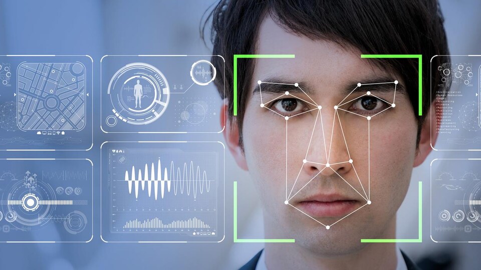 Le visage d'un homme est analysé par un ordinateur.