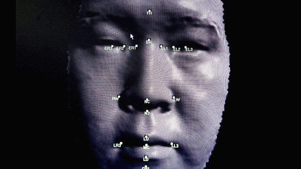 Image d'un logiciel de reconnaissance faciale avec la modélisation 3D d'un visage.