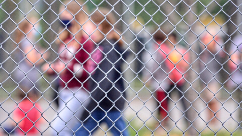 Des jeunes dans une cour d'école.