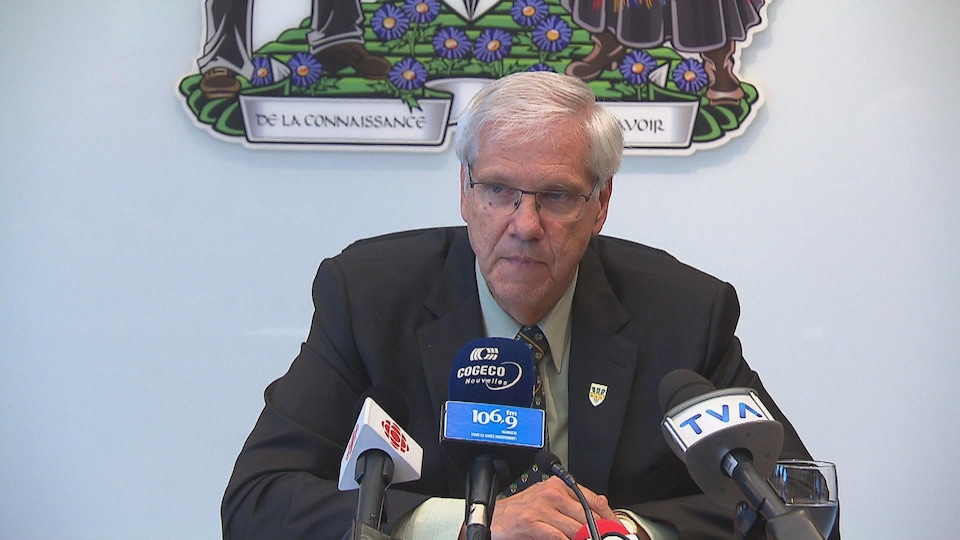 Le recteur de l'UQTR, Daniel McMahon, assis lors d'un point de presse