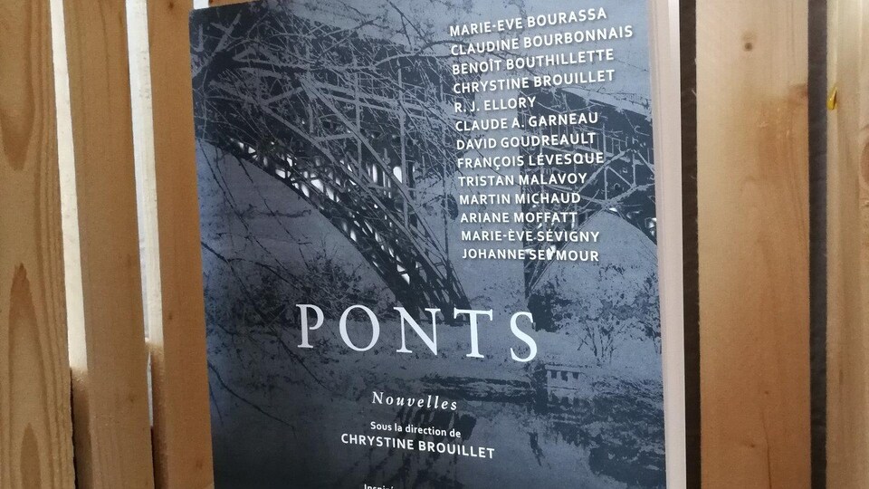 La page couverture du recueil de nouvelles, Ponts, qui présente une photographie de pont James Kennedy.