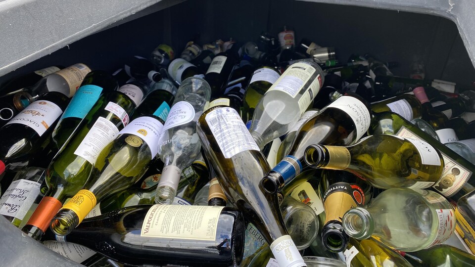 Des bouteilles de verre dans un bac de recyclage dédié à cette matière.