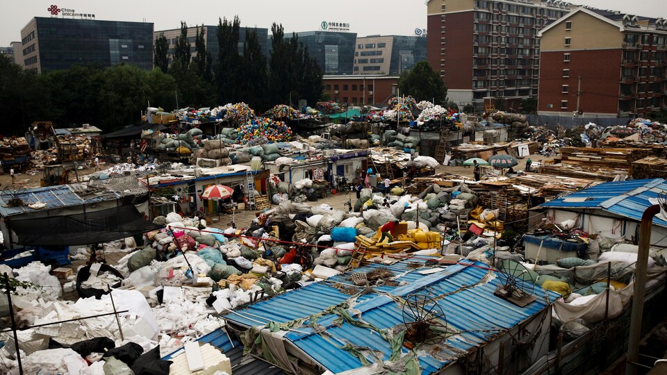 Un gros plan d'un entrepôt extérieur de recyclage avec beaucoup de déchets.