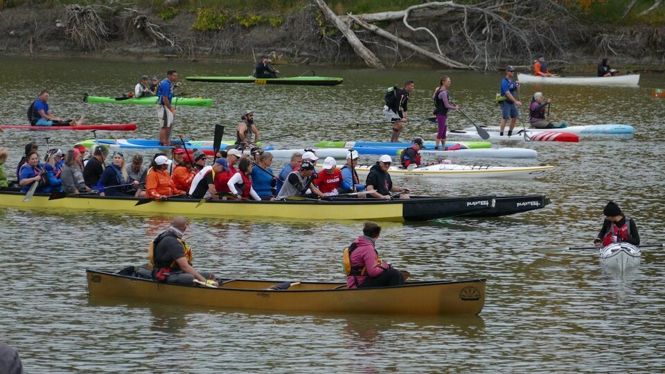 Différentes embarcations sur une rivière.