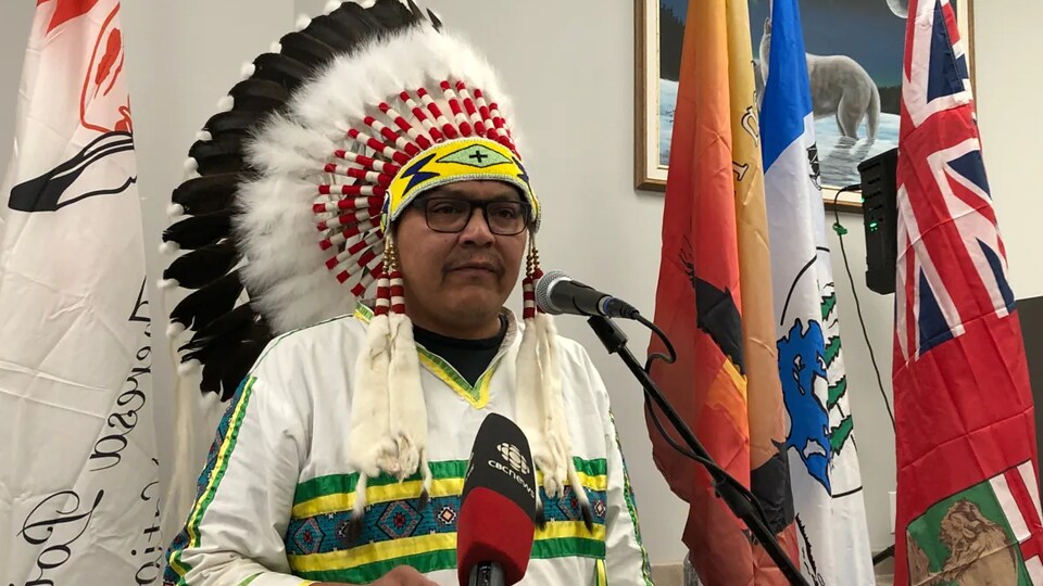 Le chef de Red Sucker Lake, au Manitoba, Samuel Knott, lors d'une conférence de presse le 2 novembre 2022,
