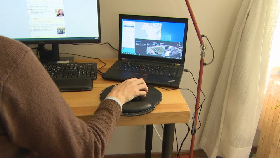 Un modérateur de Reddit devant son ordinateur.