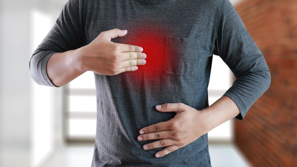 Un homme souffrant d'un reflux gastro-œsophagien ou de brûlures d'estomac.
