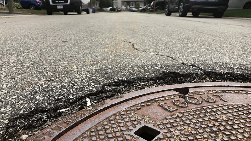 Une bouche d'égout sur la rue Nobert.