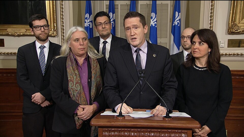 Les trois partis d'opposition à l'Assemblée nationale s'unissent pour réclamer une réforme du mode de scrutin au Québec. 
