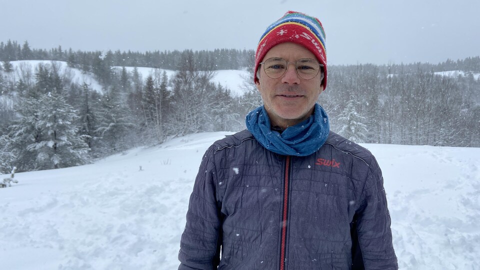 Mathieu Gnocchini โพสท่าต่อหน้ากล้องท่ามกลางบรรยากาศที่เป็นป่าและปกคลุมด้วยหิมะ
