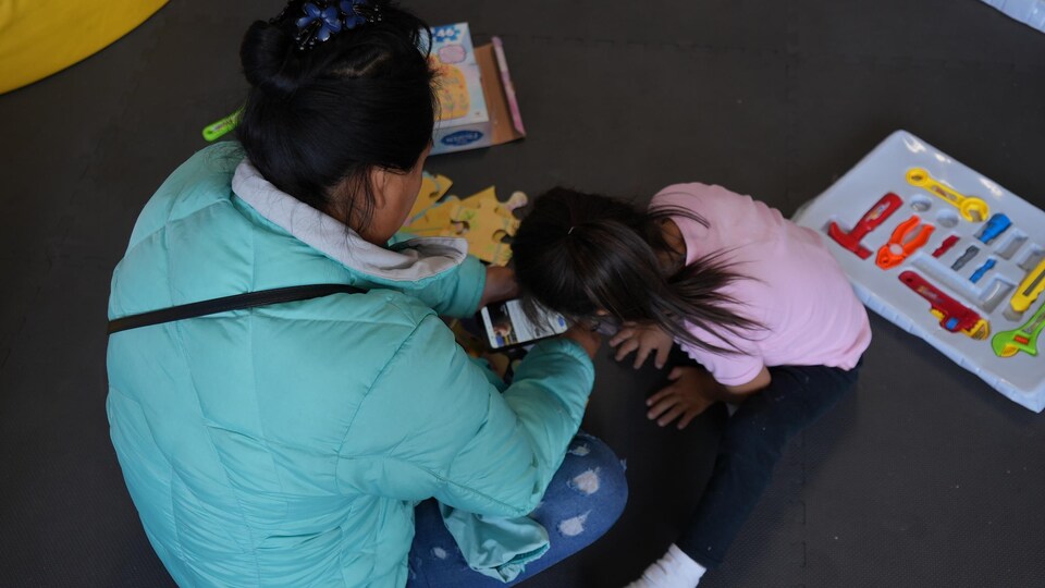 Valeria et une de ses filles jouent dans la salle de jeux du refuge Vive. 