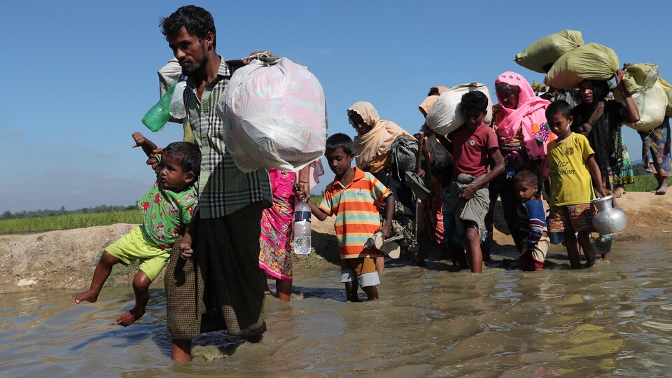 Des réfugiés rohingyas tentent de rejoindre la frontière du Bangladesh à pied.
