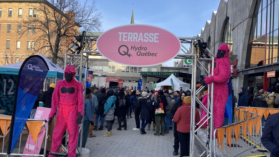 Un festival à l'extérieur en hiver.