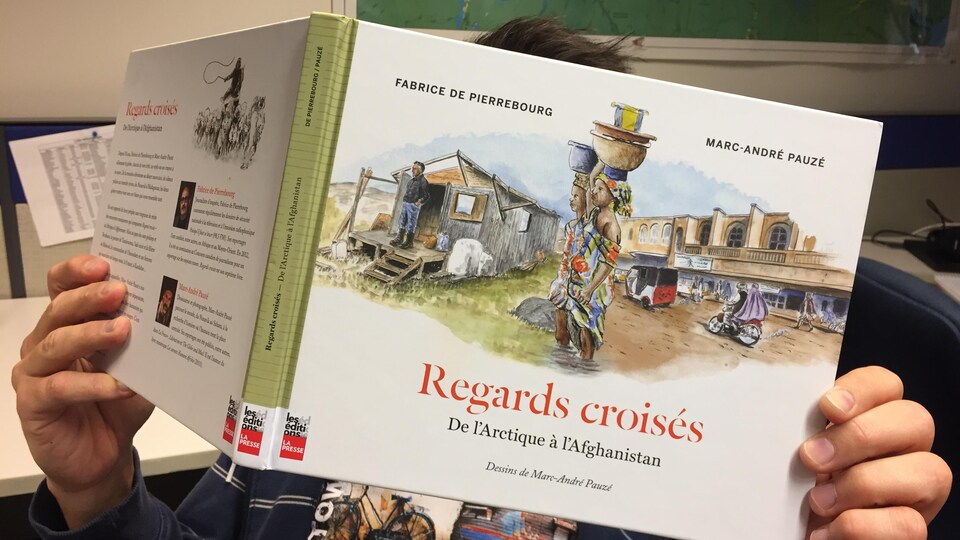 Un homme lit le livre «Regards croisés».