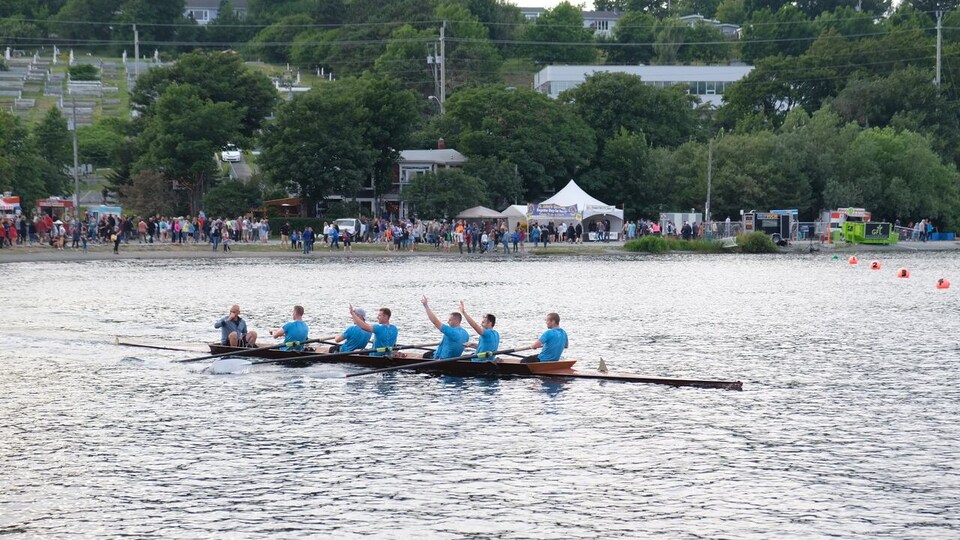 Une équipe d'aviron sur un lac.