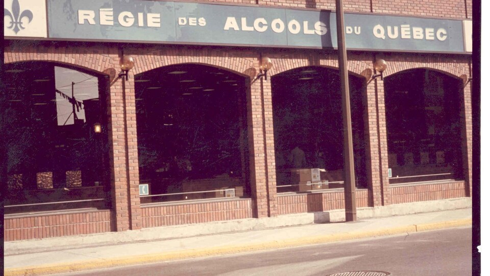 La Société des alcools du Québec s'appelait à ses débuts la  Commission des liqueurs. Elle est devenue la Régie des alcools du Québec en 1961, puis la SAQ en 1971.