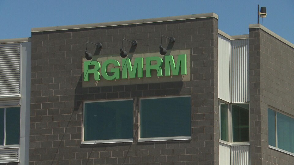 Bâtisse avec le logo RGMRM au printemps