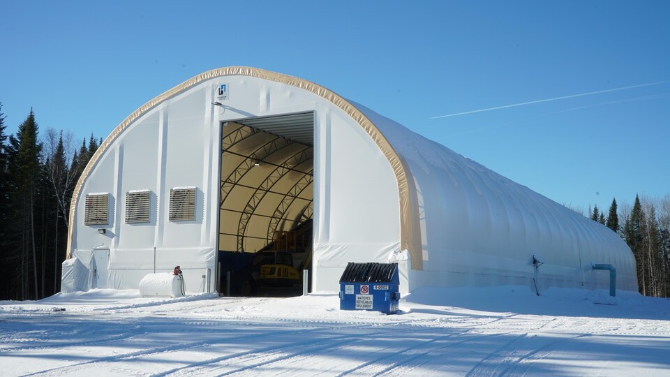 Un gros abri extérieur protège l'équipement qui sert à faire du compostage.