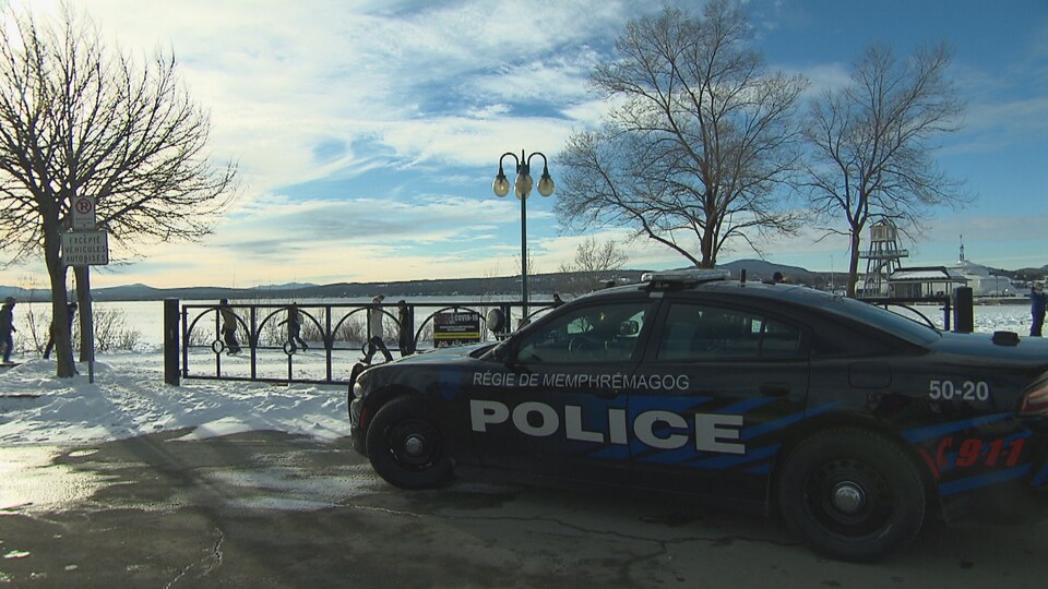 Une voiture de police surveille les patineurs à la Pointe-Merry.