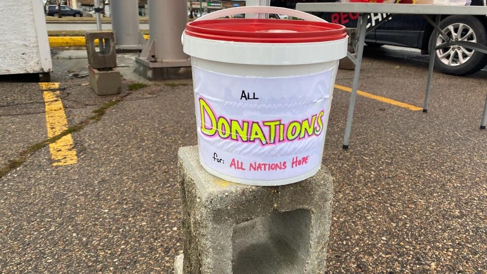 Un bac avec le mot « donations » inscrit dessus.