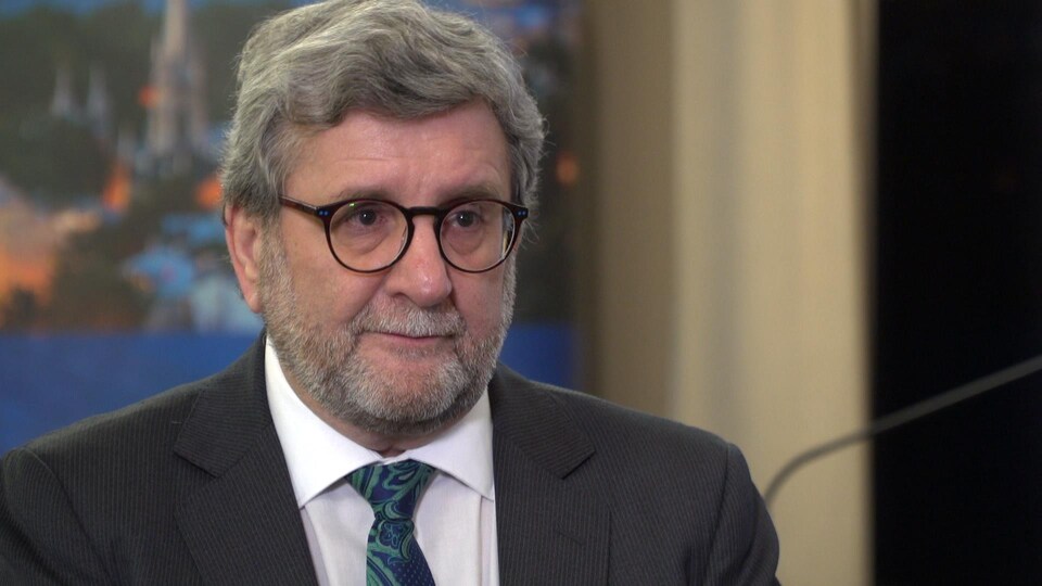 Le maire de Québec Régis Labeaume avec ses lunettes et un complet veston-cravate