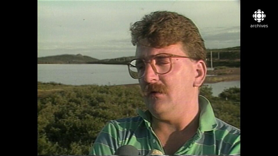 Régis Labeaume sur un terrain vague près d'un lac, dans la région de Schefferville.