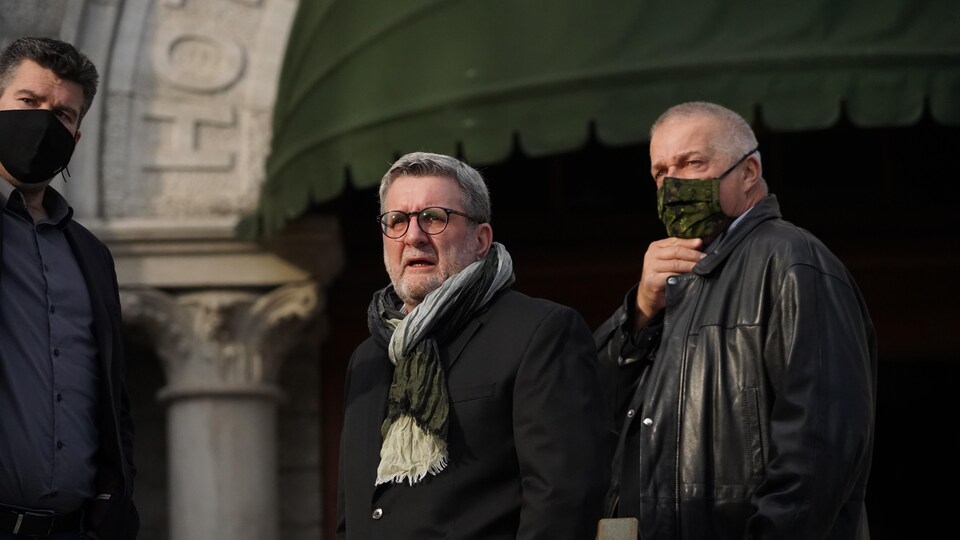 Le maire Régis Labeaume à l'extérieur