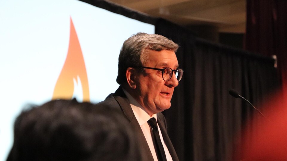 Régis Labeaume, maire de Québec, prenant la parole lors de la cérémonie de commémoration du deuxième anniversaire de l'attentant à la Grande mosquée