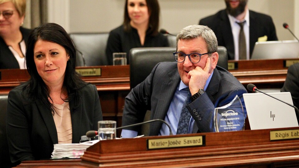 Régis Labeaume et la conseillère municipale Marie-Josée Savard lors du conseil municipal de la Ville de Québec, le 18 février 2019.