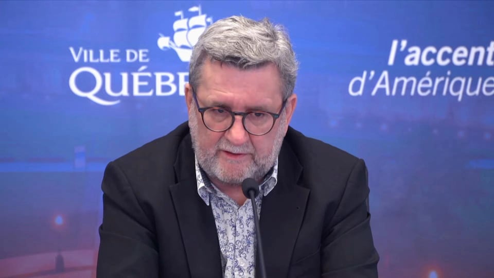 Régis Labeaume en conférence de presse.