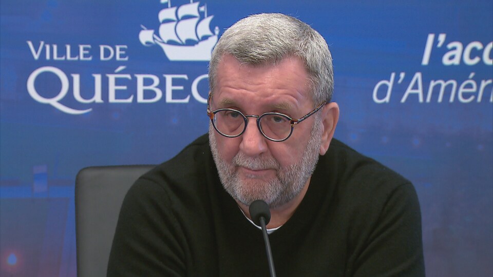 Régis Labeaume lors d’une conférence de presse à l’hôtel de ville de Québec.