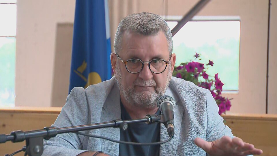 Régis Labeaume lors d'un point de presse. Il se tient debout, derrière un lutrin.