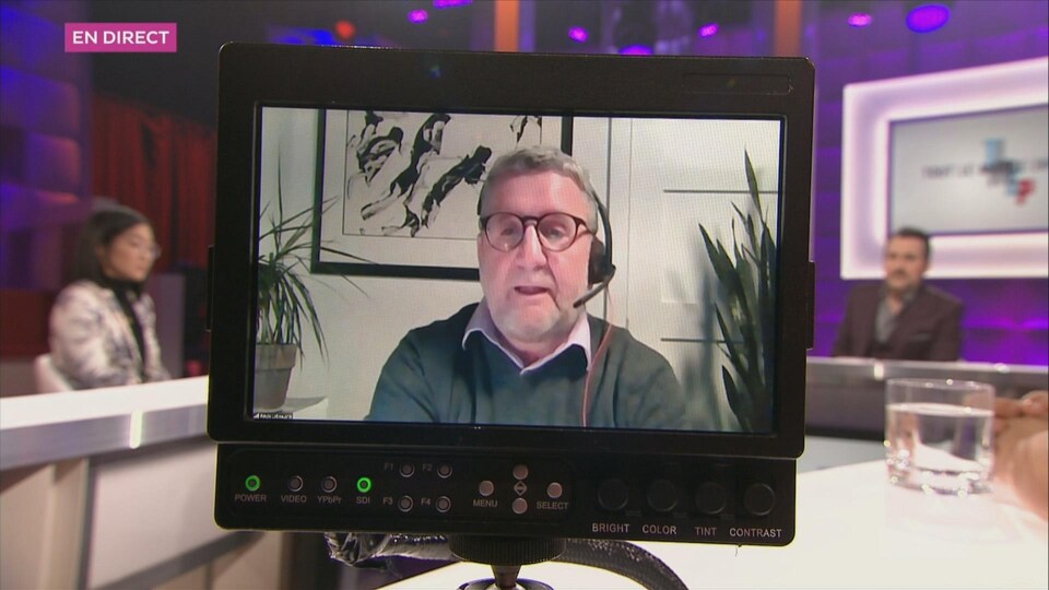 Régis Labeaume en avant plan dans un moniteur sur le plateau de l'émission Tout le monde en parle.