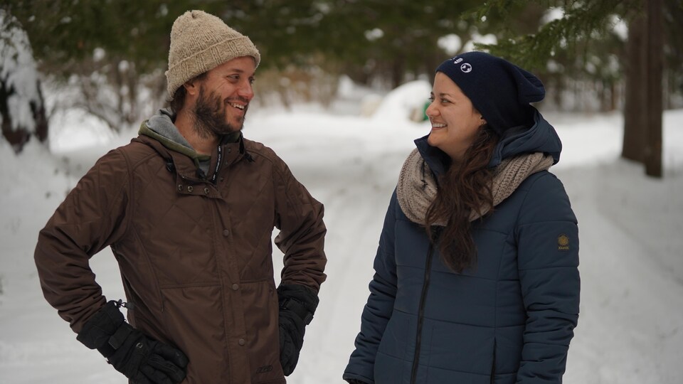 Judith et Frédéric se regardent en souriant.