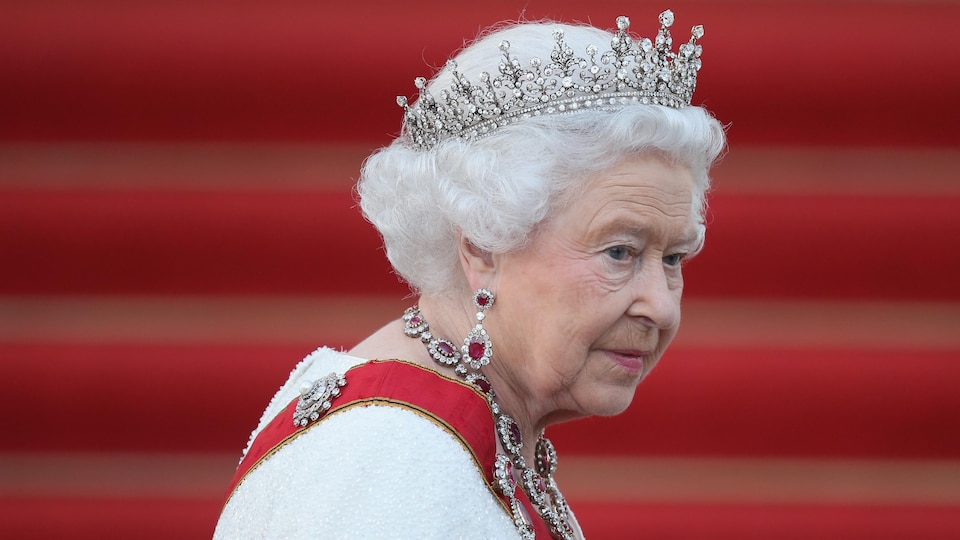 Portrait de la reine avec sa couronne.