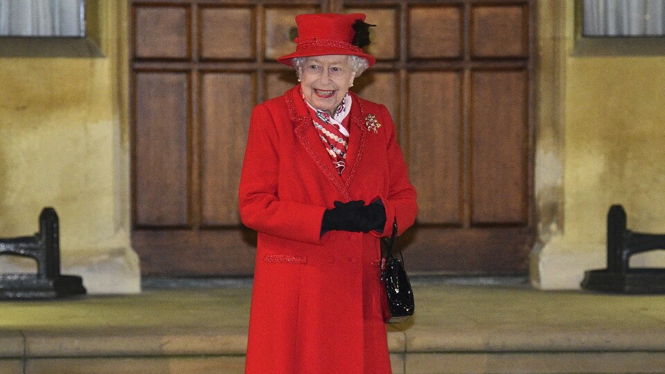 La reine, sur des marches.