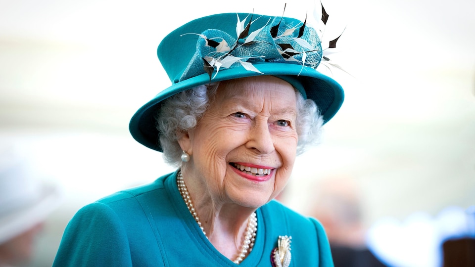 Élisabeth II, souriante.