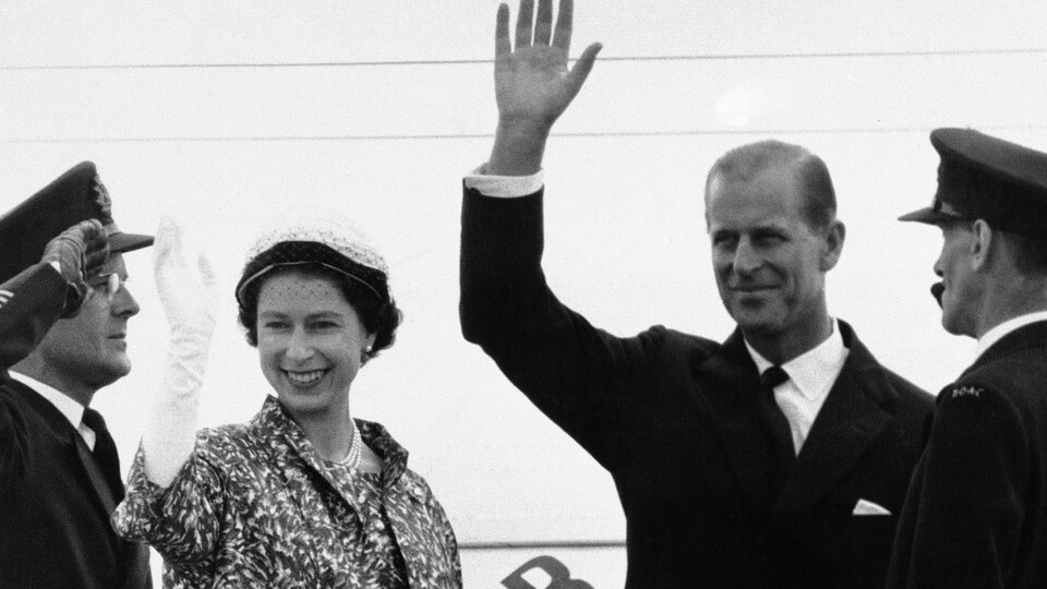 La reine et le prince saluent la foule.