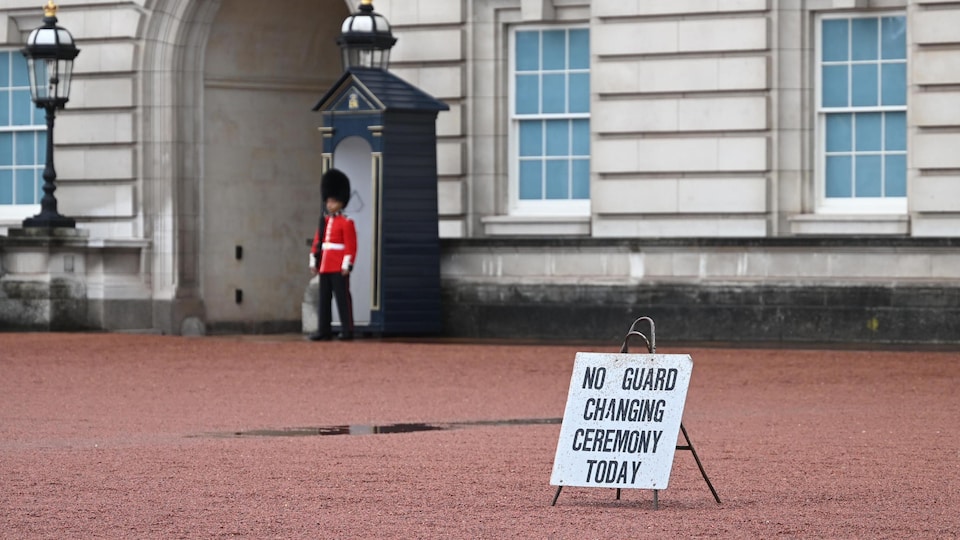 Un panneau annonçant qu'il n'y aurait pas de relève de garde est déposé devant le palais de Buckingham à Londres.