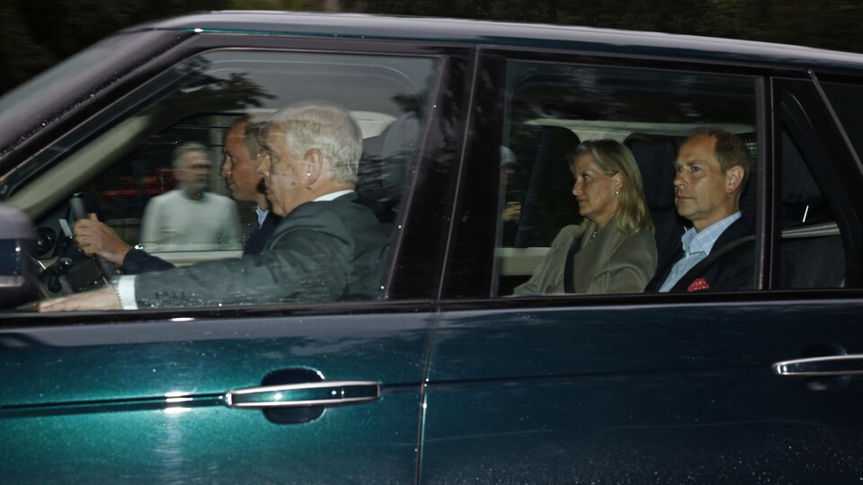 Le prince William est au volant d'une voiture Range Rover qui conduit les princes William et Edward et de la conjointe de ce dernier. 